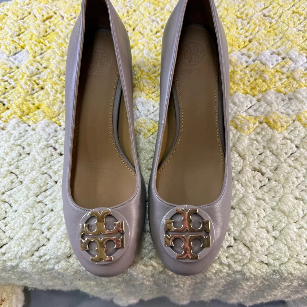 Tory Burch Chelsea Taupe Leather Block Heel Pumps Gold Logo Medallion Size 6 - Picture 14 of 16